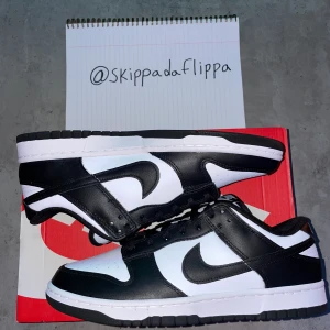 NIKE Dunk Panda low (men sizes) -  Helt nya Nike Dunk panda lows🐼 i originalkartong.  Finns tillgängliga i sizes 7 US (40 eu) 8.5 US (42 eu) 9 US (42.5 eu) 11 US (45 eu) 11.5 US (45.5 eu)