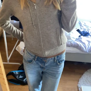 Hm low waist flare - Säljer mina favvojeans då ja tröttnat. Jätte fint skick och passar dig som har 32 och är 172 lång 💘💘