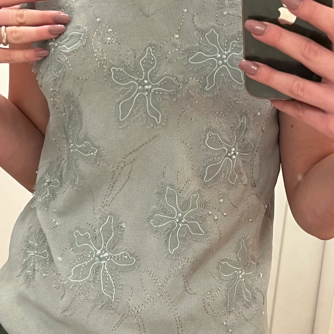 Mintgrön väst med strass och broderier