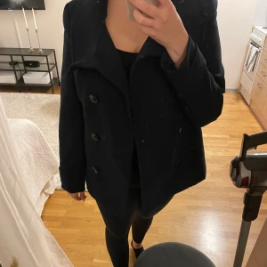 Kort kappa  - Kort kappa i fint skick, strl. 44 men motsvarar snarare strl. 40-42 