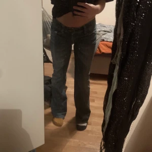 Low waist Levis jeans - Så snygga men tyvärr för korta för mig så måste sälja vidare😩 midja: ca 73cm, innerbenslängden: ca 78cm. Bilderna är lånade från förra ägaren! Tryck inte köp nu💓