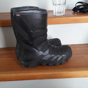 Svarta stövlar  - Svarta stövkar dom man kan ha typ när somhelst,dom är för små för mig så jag kan inte använda dom, dom e inte mycket använda. Varma också.