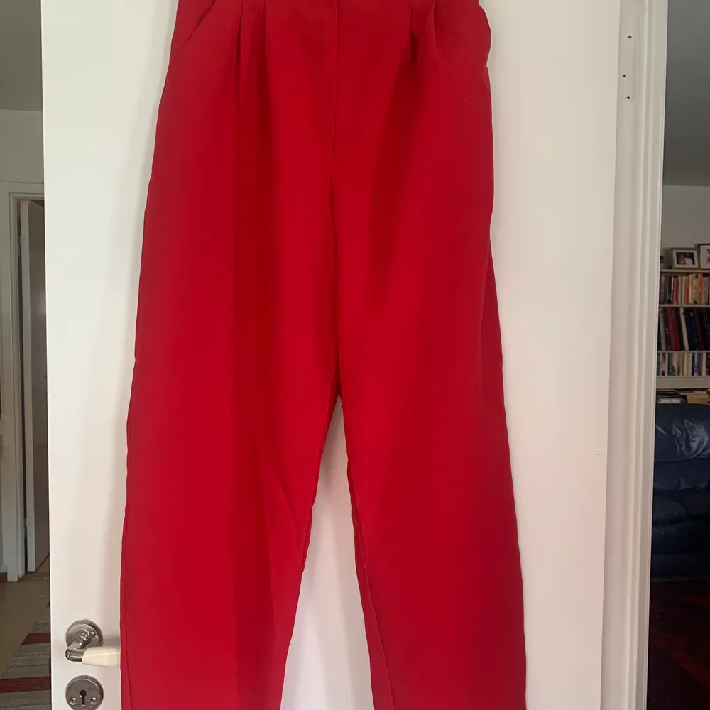 Röda coola byxor i 80tals stil, ngn fläck på men har inte provat att få bort. Jeans & Byxor.