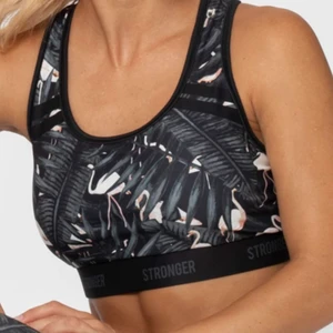 Stronger Aruba sport bh - Superfin sport bh från stronger. Köpt för 399kr. Storlek s. Säljer då den tyvärr är för liten för mig. Superbra skick knappt använd.