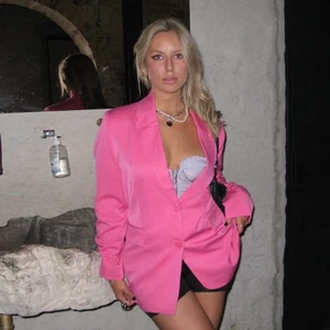 Rosa oversized kavaj - Säljer min statement piece, rosa, oversized kavaj från Bikbok. Storlek XS (oversized) men passar upp till stl. M.  Använd endast 1 gång så i väldigt bra skick! Köpt för 600kr. Frakt inte inkluderat i priset💖💖