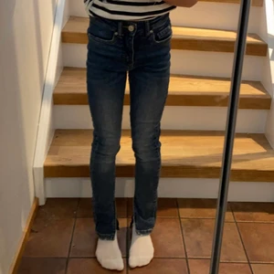 Mörkblåa skinny jeans 👖 - Säljer dessa mörkblåa skinny jeans från Kappahl av skäl att dem är lite för tajta/för små för mig 💗👍🏻. Dem har slits nere. Kontakta vid frågor och om du är intresserad 💕