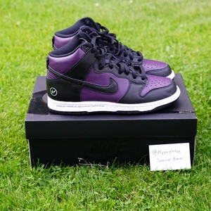 Nike Dunk High Fragment Beijing (2021) - Nike Dunk High Fragment Beijing (2021) ☔️👾 Pris: 1299 kr Storlek - US 8.5 / 42 Condition - 9.5/10 VNDS Mer bilder, frågor och köp sker via DM  Fraktas över hela Sverige, kan också mötas upp i Skövde 📍