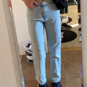 Blåa jeans - Ett par blåa jeans från Lindex. I bra skick. Strl 152