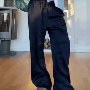 Zara byxor - Super snygga mörkblåa byxor från zara i satin / siden material med så snygga fickor på baksidan. Säljer dp de är försmå för mig tyvärr