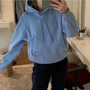Blå hoodie - Blå hoodie från monki i bra skick o ej nopprig, strlk xs men passar nog s oxå