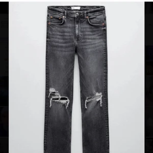 Gråa zara jeans med slitningar och slits - Använda en gång så i nyskick. Aningen långa för mig som är 160 men går att klippa av. Strl 32. 350kr eller 399kr inkl frakt