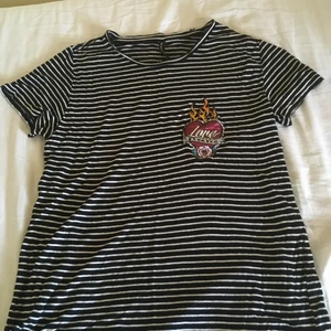 Randig T-shirt  - En T-shirt som inte passar mig längre:) det står Love forever ❤️‍🔥🌺