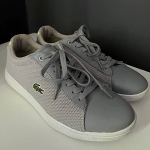 Lacoste Skor - Hej! Säljer nu dessa Lacoste skor åt min tjej som inte kommer till användning, de är som helt nya och har använts 2-3 gånger, tveka inte att skriva vid frågor eller liknande ☺️