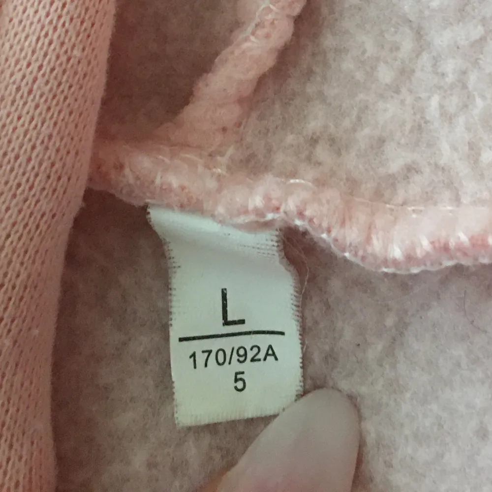 Säljer en fin rosa hoodie som har använts några gånger. Märket e adidas i storlek L, materialet e jätte bra o bekvämt och den är i bra skick . Blusar.