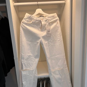 Vita jeans från Bershka  - Väldigt små i storlek, skulle säga att 40 passar storlek 36. Aldrig använda