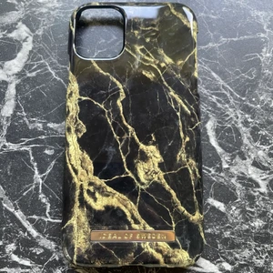 Nytt Ideal of Sweden skal till iPhone 11 och XR!  - Råkade köpa fel så det passade inte på min mobil, så den inte bara ligger hemma utan att användas, säljer jag den istället för billigare! Är helt nytt så finns inga repor eller slitage! Tveka inte att höra av dig om du är intresserad av att köpa!!🥰