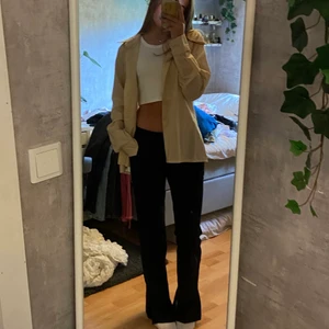 Oversized beige skjorta  - Knappt använd, köpare står för frakt☺️