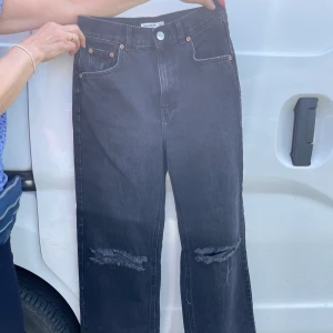 Nya Baggy Pull and Bear Jeans - Gråa nya baggy jeans. Normal pass form men lite långa på mig som är ca 160 cm.  Pris 300 kr plus frakt.  Om fler är intresserade blir det budgivning (I kommentarerna) 