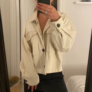 Jeansjacka - Jeansjacka från H&M i storlek M, passar mig som vanligtvis har S. Aldrig använd alltså helt ny i princip. Frakt ingår inte i priset. Nypris 499kr💛