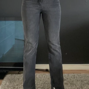 Jeans - Helt oanvända jeans ifrån Hm med slits nedtill. Storlek 40.