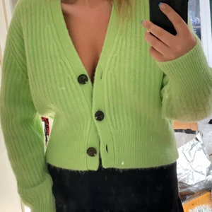 & Other Stories grön kofta  - Stickad ljusgrön kofta köpt (800kr) för 2 år sedan men endast använts en gång. Skönt tyg men kan upplevas stickig om man är känslig för sånt! Är i nyskick. 