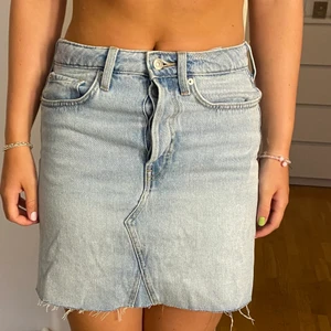 Jeans kjol - En blå jeans kjol från H&M i storlek 38. Nypris 200 kr, säljes för 50 kr+frakt