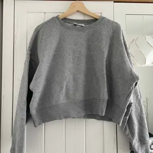 cropped sweatshirt in grey from Monki.