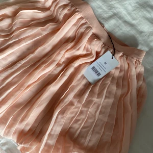 Rosa prinsess kjol - Rosa prinsess kjol- aldrig använd!!  Strl M