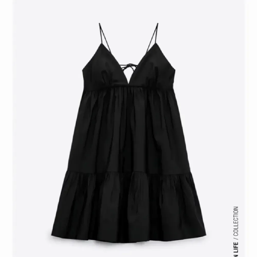Tyvärr säljer jag denna skitsnygga svarta klänningen från Zara då jag har växt ur den. Passar till allt! Endast använd ett fåtal gånger. Skriv privat för fler bilder💓. Klänningar.