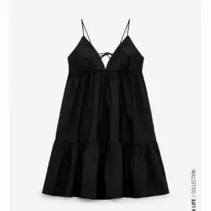 Tyvärr säljer jag denna skitsnygga svarta klänningen från Zara då jag har växt ur den. Passar till allt! Endast använd ett fåtal gånger. Skriv privat för fler bilder💓