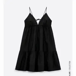 Tyvärr säljer jag denna skitsnygga svarta klänningen från Zara då jag har växt ur den. Passar till allt! Endast använd ett fåtal gånger. Skriv privat för fler bilder💓