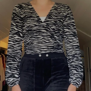Zebra mönster - Zebra mönster tunika i storlek S från Gina tricot. Tunikan är i nyskick och är bara provad. Kontakta mig vid köp💕
