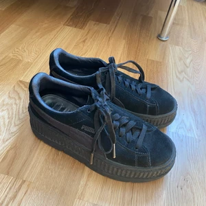 Fenty Puma Skor (Rihanna) - Fenty Puma skor, sparsamt använda. storlek 37,5 nytt pris: 979kr mitt pris: 500kr kan både postas eller mötas upp i sthlm :)