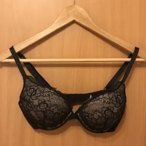 Push-up bh - Hej! Säljer denna jättesnygga bh med anledning av att den blivit för liten för mig, storlek 80B med push-up, använt mycket men inget som syns🥰