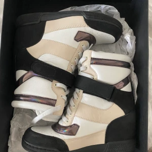Marc Jacobs skor - Säljer dessa skitsnygga Marc Jacobs skor. Som har börjat bli jätte inne. Köpte dom för några år sedan för 2500kr. Slutsålda. Aldrig använda då dom aldrig kommer till användning. Pris kan diskuteras.