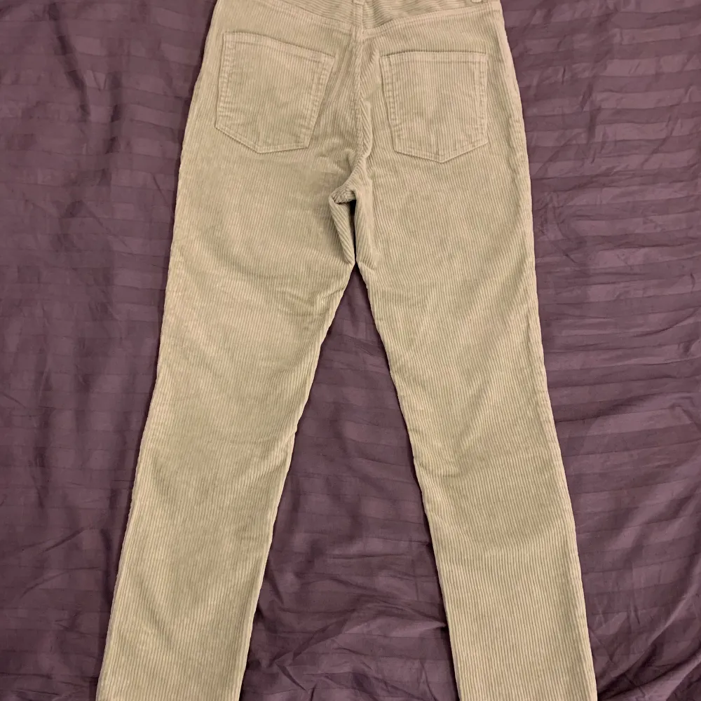 Ljusgröna manchesterbyxor köpta på second hand, aldrig använt dom själv. köpte dom för 300kr 💚. Jeans & Byxor.
