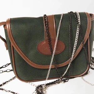 Axelremsväska  - Grön axelremsväska i mocka med läder detaljer som rymmer det nödvändiga. I mycket gott skick!🌸 Pris: 200kr + frakt