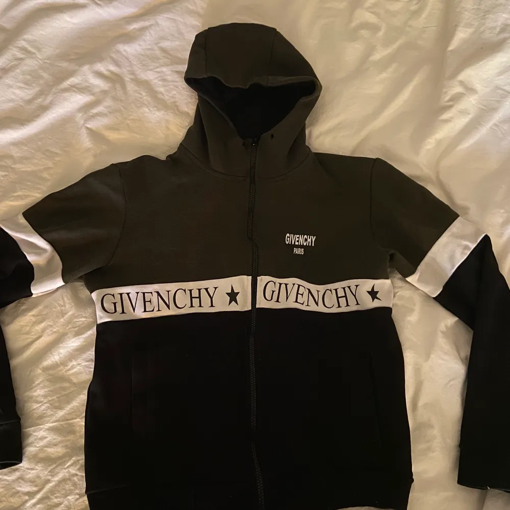 en fet givenchy hoodie med zip som ej kommer till användning, ändå grejen är att jag har tappat bort snöret som ska sitta i själva luvan men de går att ersätta med ett vanligt svart om man vill de. nyskick.. Hoodies.