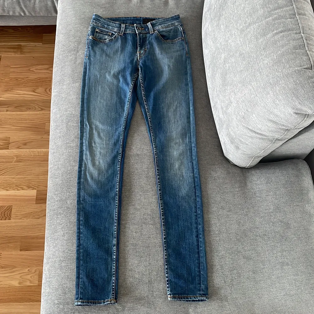 Ett par jeans från Tiger of Sweden som är i fint skick! Tvätten är lite ljusare än modellen Kelly som jag också säljer. Säljer även dessa pga att de blivit för små tyvärr.. Jeans & Byxor.
