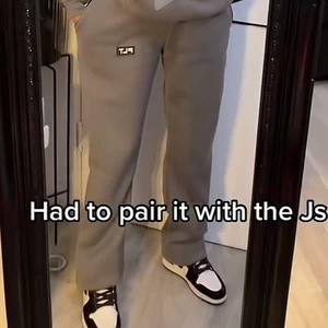 Plt pretty little thing joggers - Säljer mina PLT byxor i storlek XS men passar S och M ❤️ Det är i petite och passar perfekt för mig som är 160,  använd 1 gång   i bra skick . Lånade bilder,priset kan diskuteras 💓 köptes för ungefär 320kr 