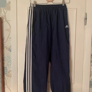 Adidas träningsbyxor st S/M - Ett par 90-tals adidas springbyxor. Storleken är M, men väldigt justerbar midja. 