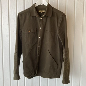 Whyred overshirt  - Armygrön overshirt i kanvastyg från Whyred. Strlk 48, liten i storleken så mer som en S-XS. Passar både dam och herr. Fina detaljer som blanka silverfärgade knäppknappar.   Fraktpris kan diskuteras. 