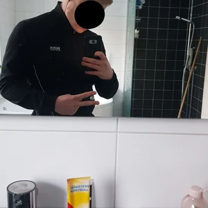 Hugo boss tracksuit topp - Strl M Endast använd fåtal gånger den är som ny Skick 10/10 Köptes i maj för 1300kr Du står för frakt.