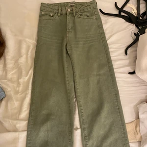 Gröna jeans - Älskar dem här så mycket. Fått otroligt mycket komplimanger när jag har haft dem oxå. Jätte skön! Och en helt otroligt snygg grön färg. Men dem är för små på mig. Jag är 172 och dem är bra längd på mig