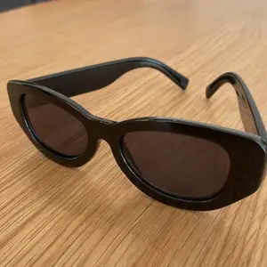 Svarta solglasögon från hm💕