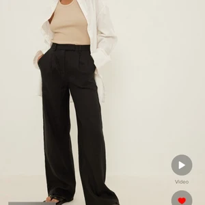 NA-KD Svarta linnebyxor med vida ben  - Linnebyxor med vida ben från NA-KD i stl 36. Finns online just nu men slutsålda. Aldrig använda med lapp kvar!