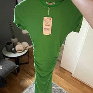 Oanvänt tajt grön klänning - Aldrig använt denna, pris lapp kvar! Lite för liten för mig tyvärr:/