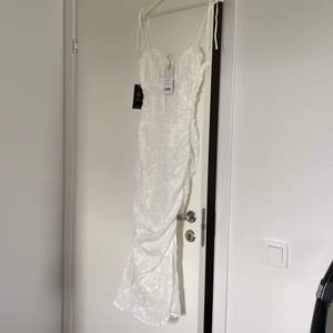 Säljer en superfin vit spetsklänning från NA-KD då jag helt enkelt inte har användning för den. Köparen står för frakt