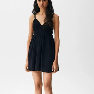 Ny klänning - Ifrån pull and bear. Helt ny med lappar kvar. Köptes för 359kr säljer för 220kr ink frakt. Storlek S