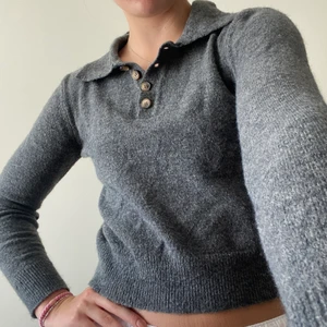 Grå stickad tröja med krage - Köparen står för frakten. Priset kan sänkas vid snabbt köp. Hör av dig vid frågor🤗